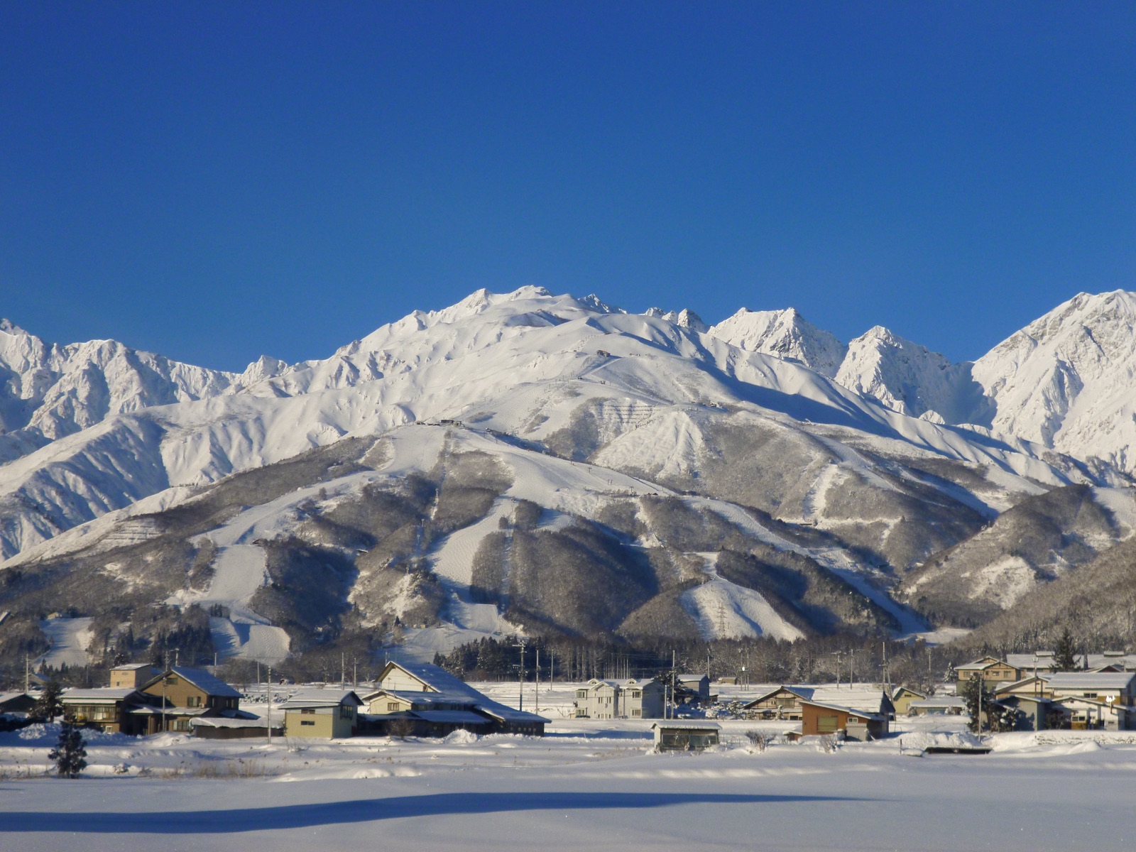 The wide snow slopes of Happo-one ski resort in Hakuba on a clear winter day